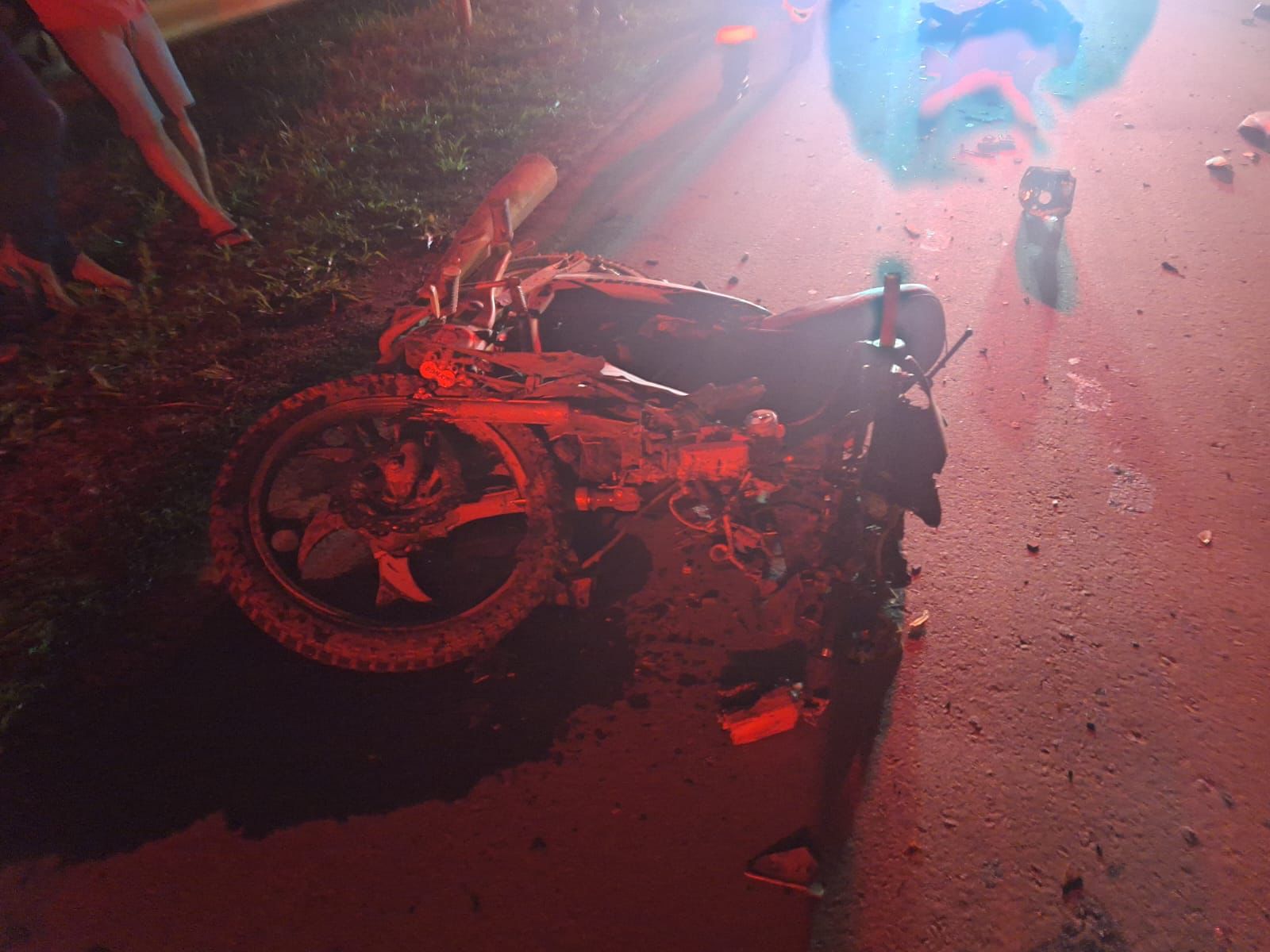 Colisão frontal entre moto e caminhão deixa uma vítima fatal no interior do Acre