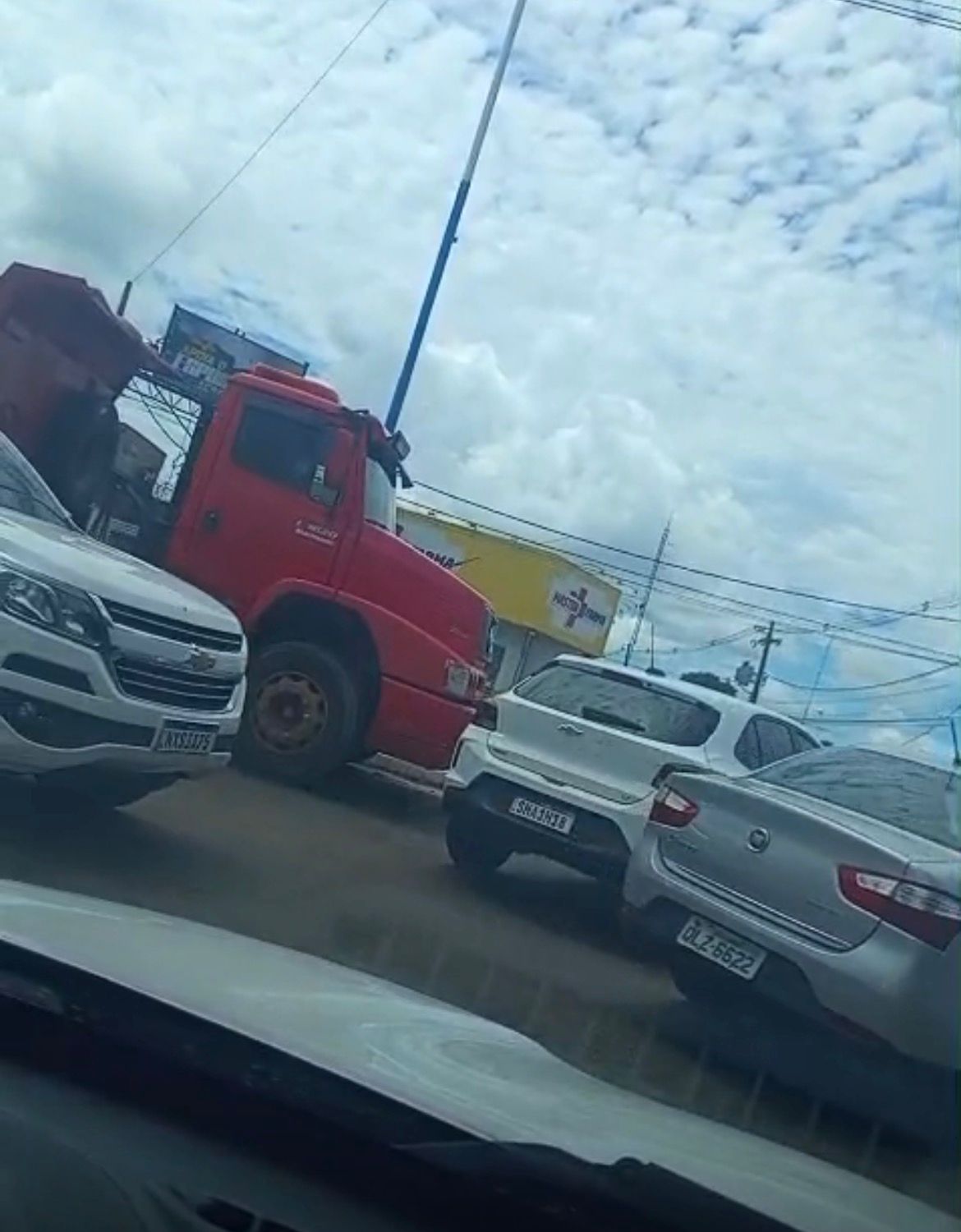 Colisão entre carro e caminhão trava trânsito na Avenida Antônio da Rocha Viana