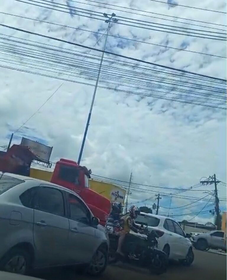 Colisão entre carro e caminhão trava trânsito na Avenida Antônio da Rocha Viana