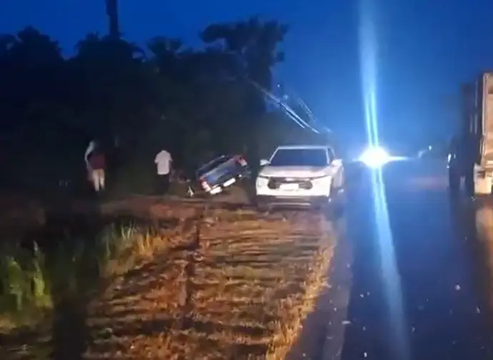 Grave acidente na BR-317 deixa feridos e espalha destroços na pista