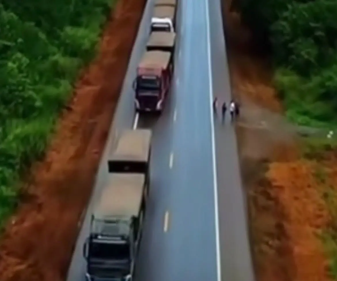 Carreta tomba na BR-364 mobiliza PRF e equipes de resgate neste sábado