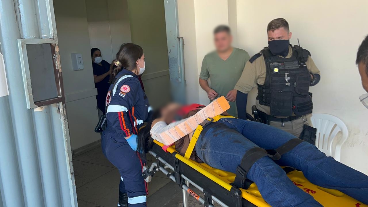 Colisão entre carro e moto deixa mãe e filho feridos em Rio Branco Colisão entre carro e moto deixa mãe e filho feridos em Rio Branco