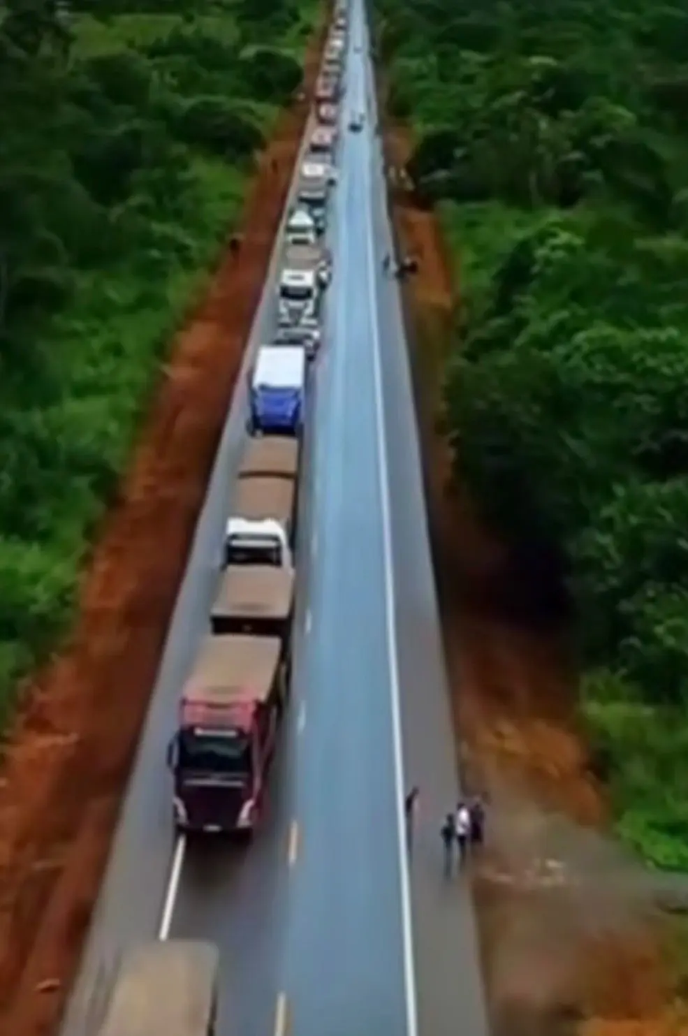 Carreta tomba na BR-364 mobiliza PRF e equipes de resgate neste sábado