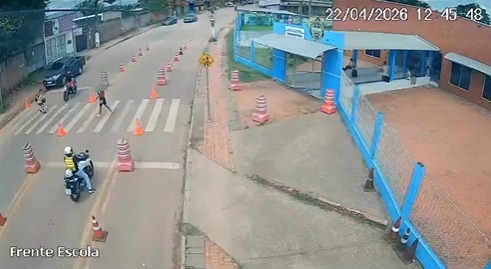 VÍDEO: aluna é atropelada na faixa em frente a colégio militar