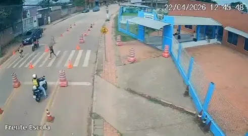 VÍDEO: aluna é atropelada na faixa em frente a colégio militar