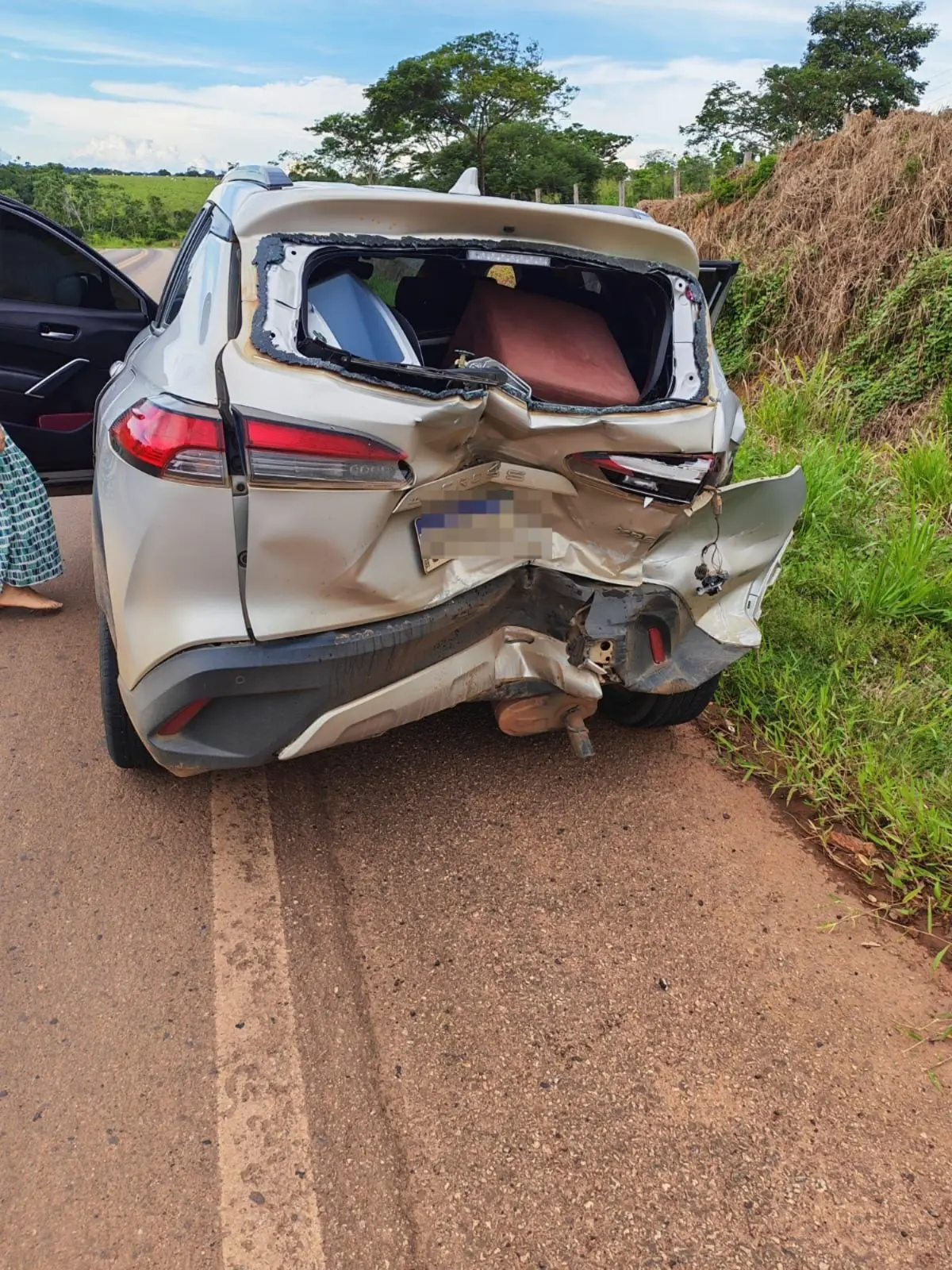 Colisão entre três veículos deixa rastro de destruição na BR-317