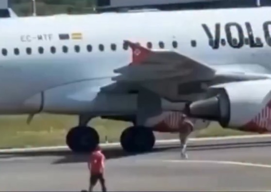 Homem invade pista e é sugado por motor de avião em aeroporto