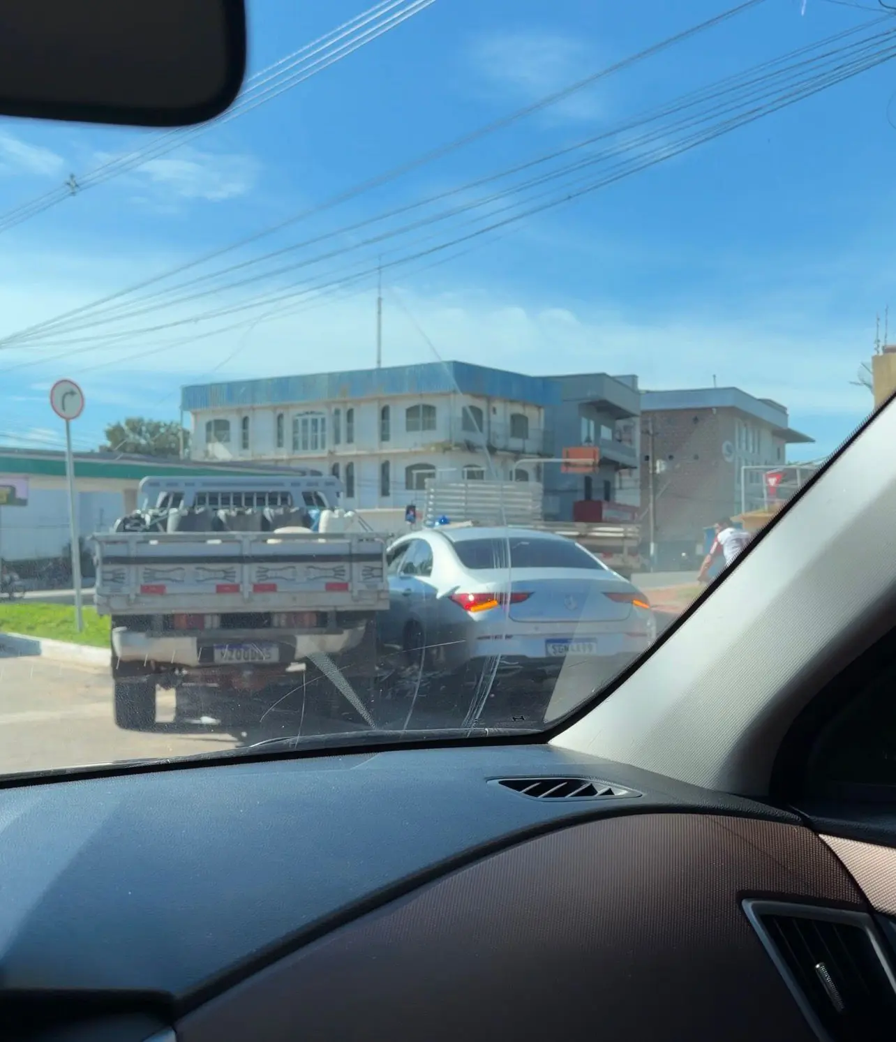 “Dia dele não começou bem”: caminhonete e Mercedes se envolvem em acidente