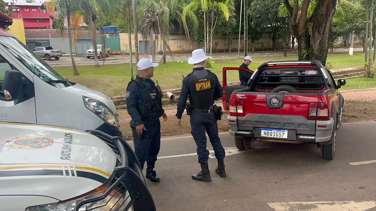 Motorista sofre mal súbito, perde controle e bate carro contra árvore