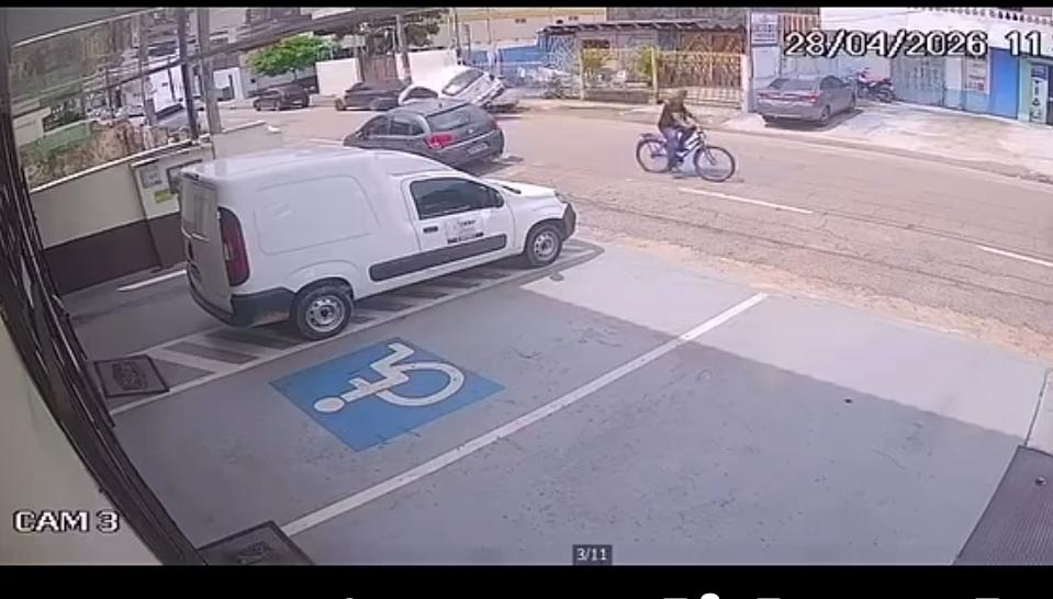Câmera flagra acidente que fez carro subir em outro no Acre Câmera flagra acidente que fez carro subir em outro no Acre