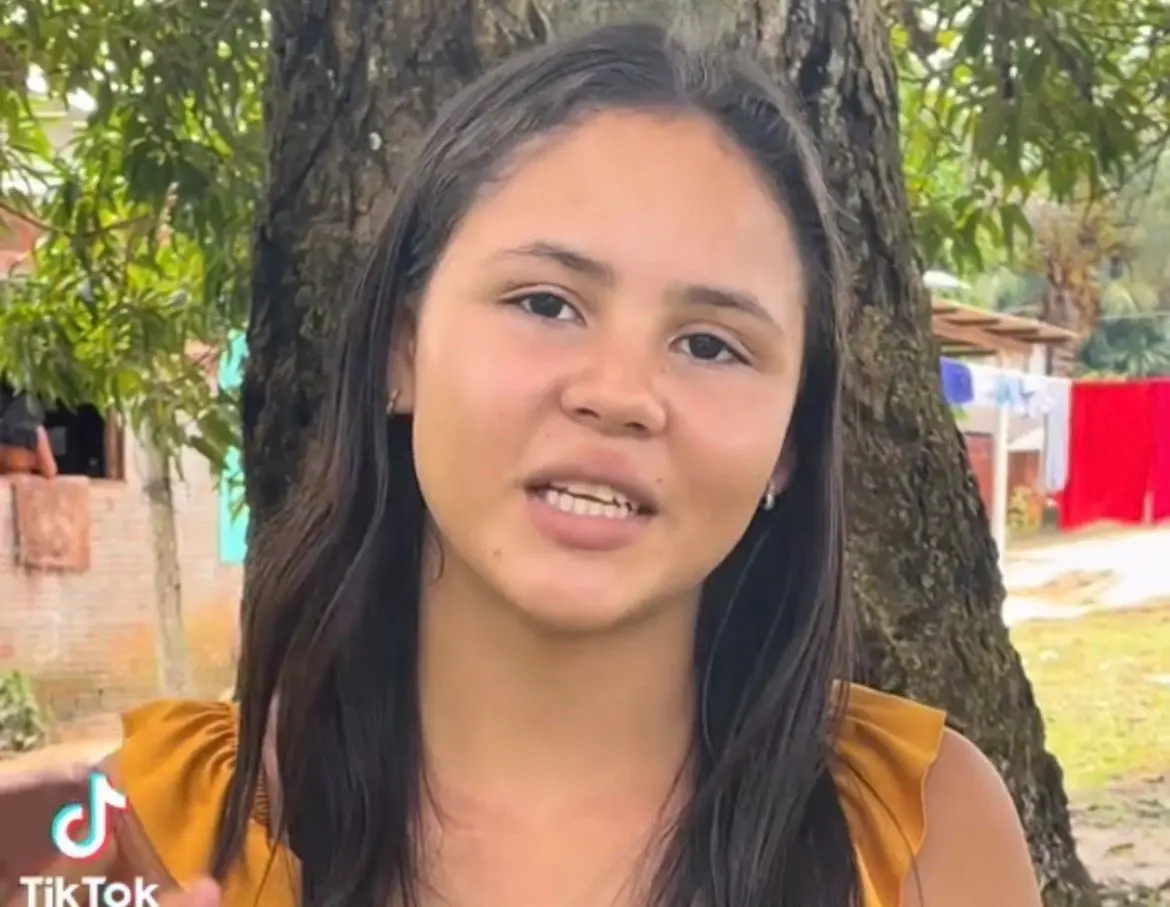 Jovem acreana viraliza cantando e sonha em ajudar família através da música