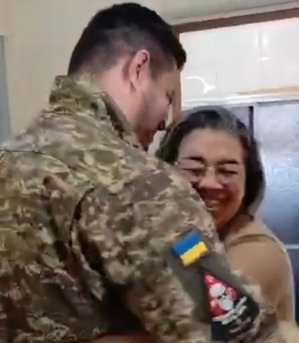 Vestido com o uniforme militar e carregando um buquê de rosas, Jair surpreendeu a mãe