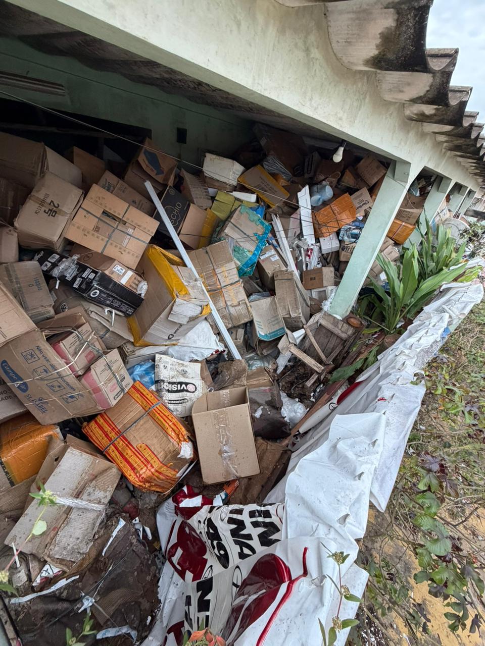 Moradores denunciam insalubridade causada por acumulador em bairro de Rio Branco