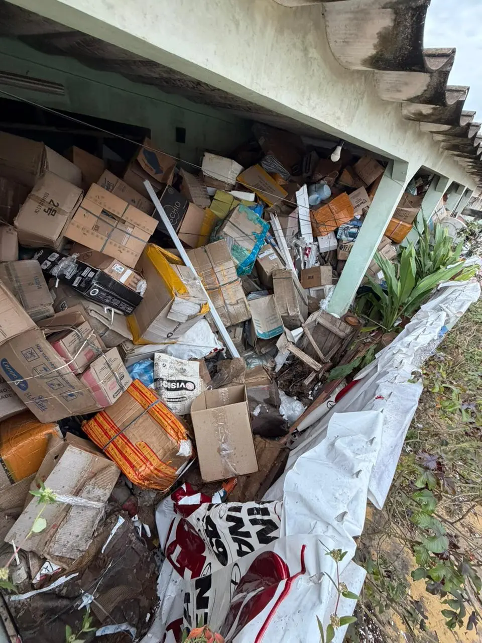 Moradores denunciam insalubridade causada por acumulador em bairro de Rio Branco