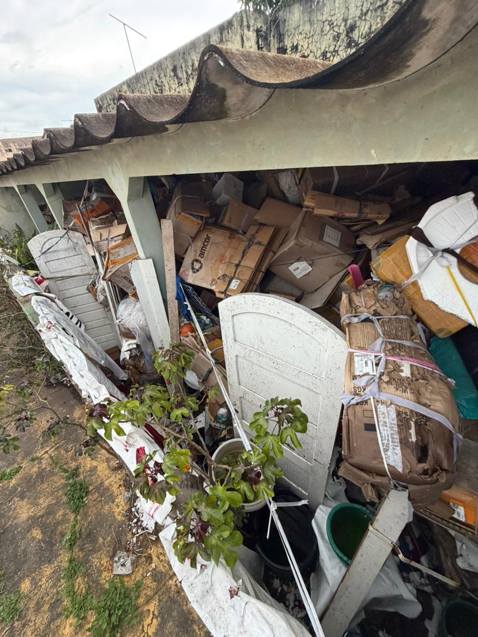 Moradores denunciam insalubridade causada por acumulador em bairro de Rio Branco