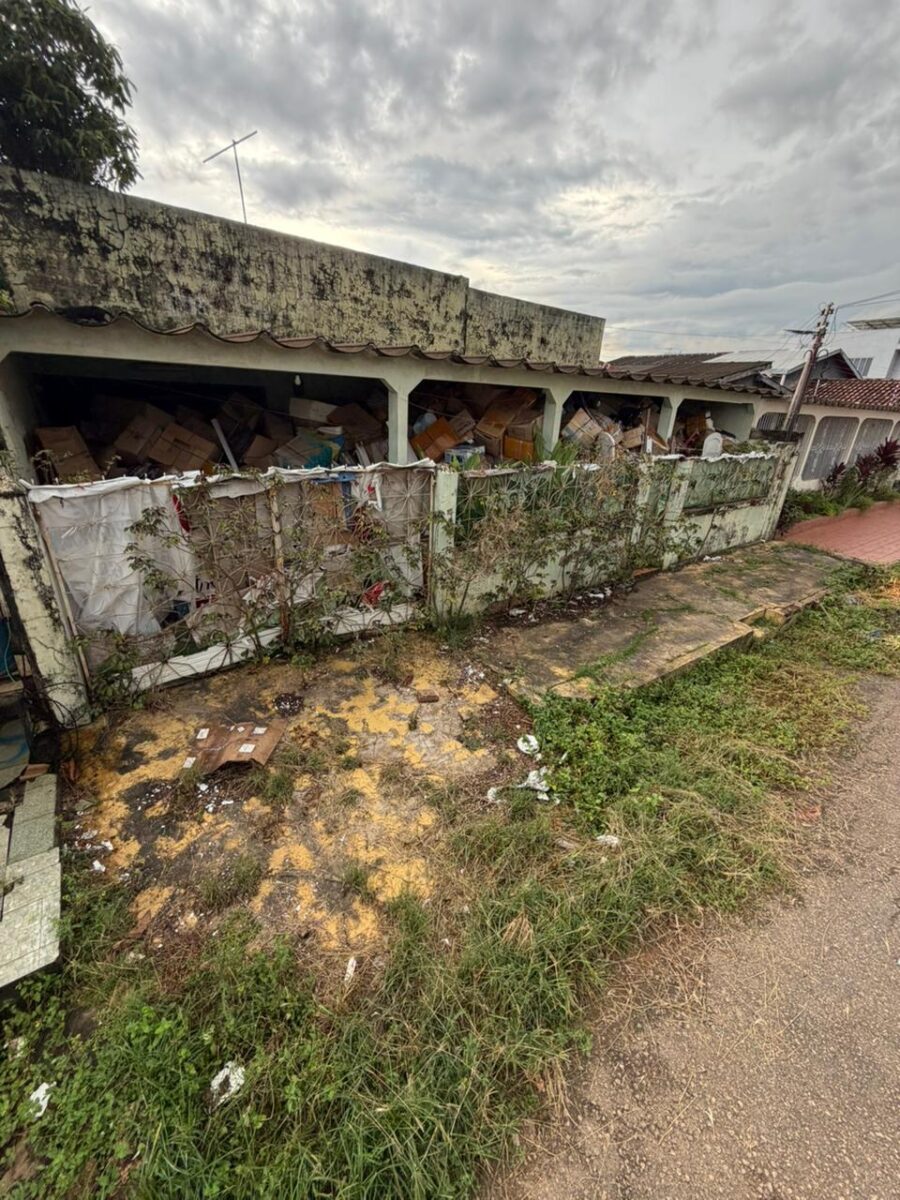 Moradores denunciam insalubridade causada por acumulador em bairro de Rio Branco
