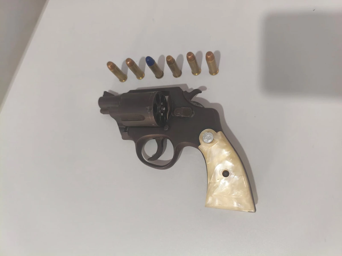 A tranquilidade de uma instituição de ensino em Castro Alves, no interior da Bahia, foi interrompida nesta quarta-feira (01/04) após a descoberta de que um aluno de apenas 16 anos estava armado dentro da sala de aula. O flagrante ocorreu após funcionários da unidade suspeitarem do conteúdo na mochila do jovem e acionarem imediatamente as autoridades.