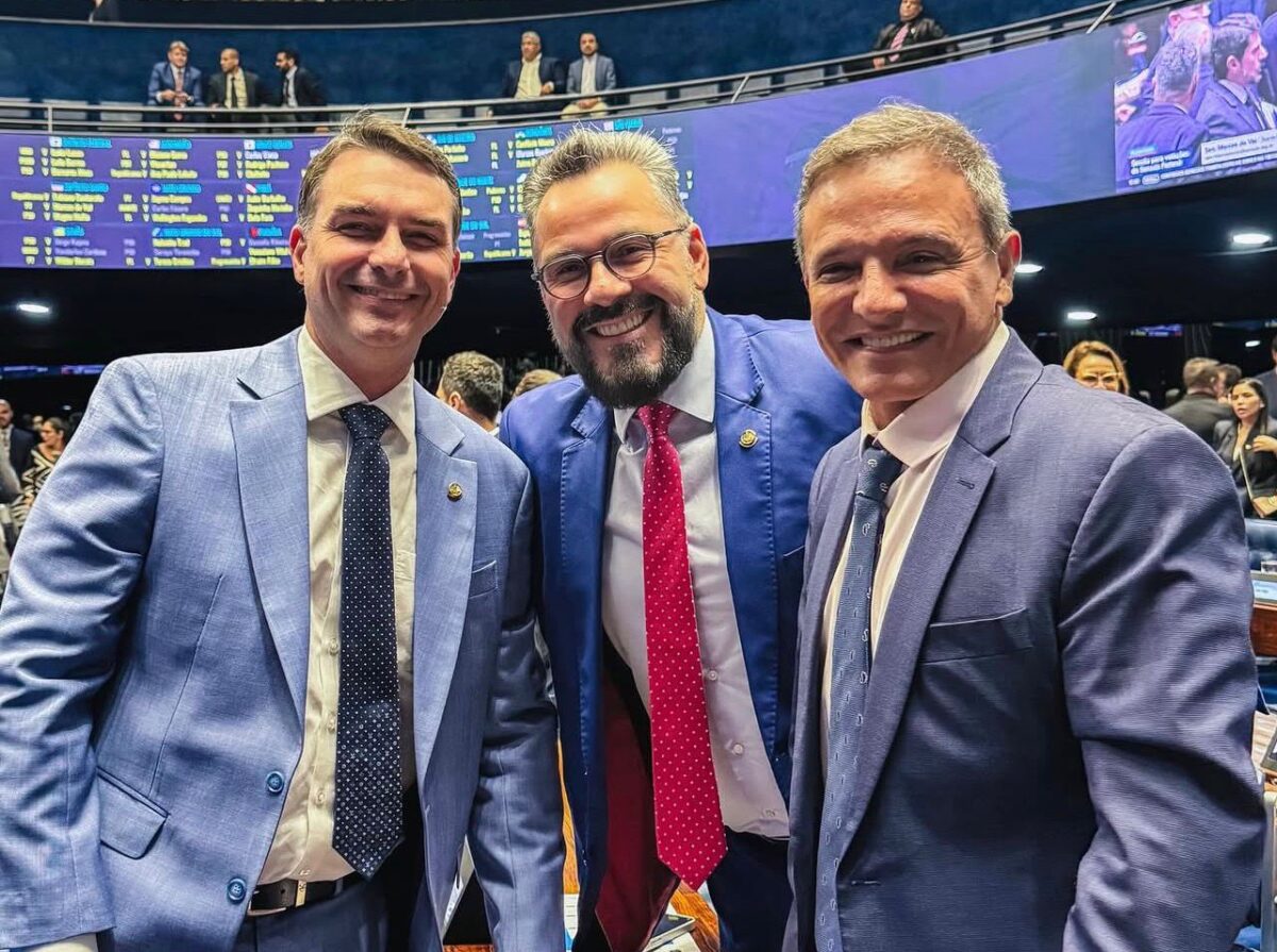 Acordo por Flávio Bolsonaro pode colocar PL no palanque de Alan Rick