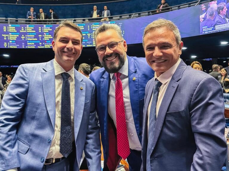 Acordo por Flávio Bolsonaro pode colocar PL no palanque de Alan Rick