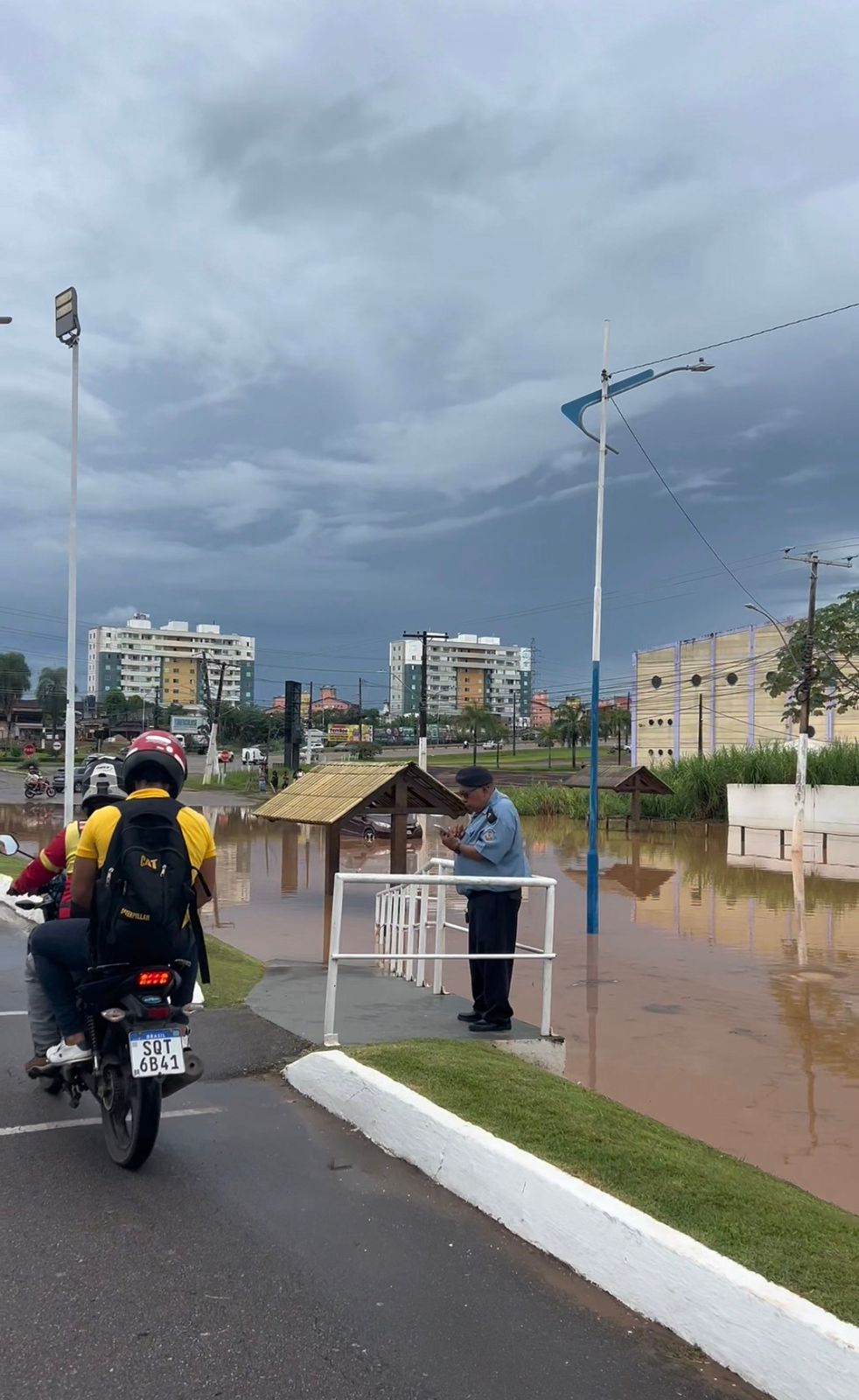 Rotatória do Calafate volta a alagar e causa transtornos no trânsito