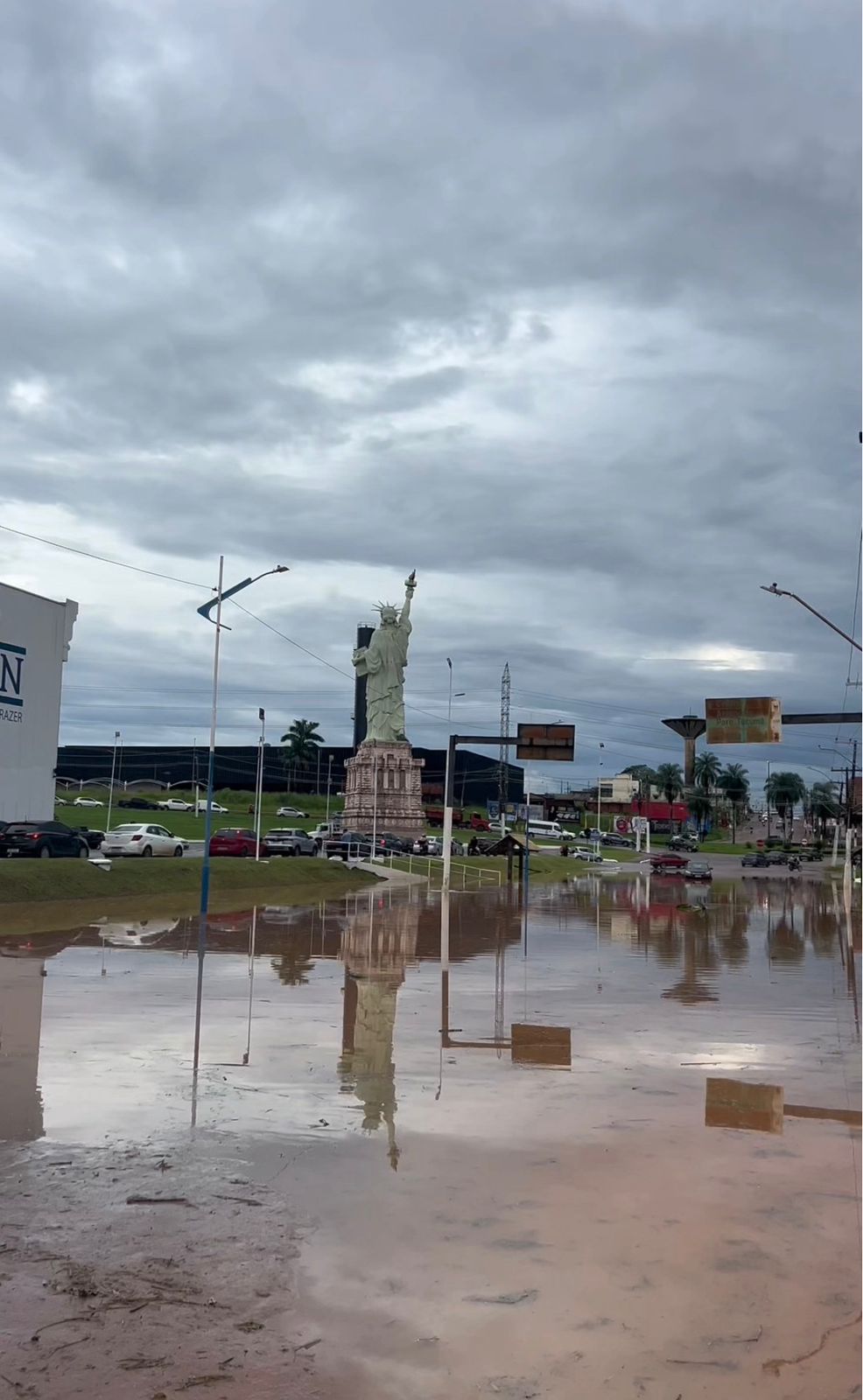Rotatória do Calafate volta a alagar e causa transtornos no trânsito