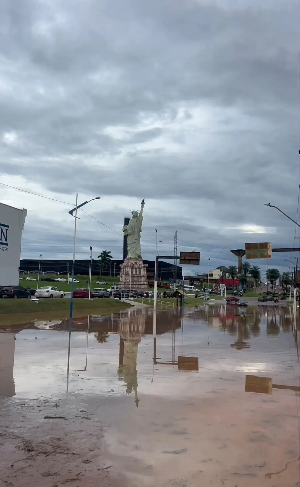 Rotatória do Calafate volta a alagar e causa transtornos no trânsito