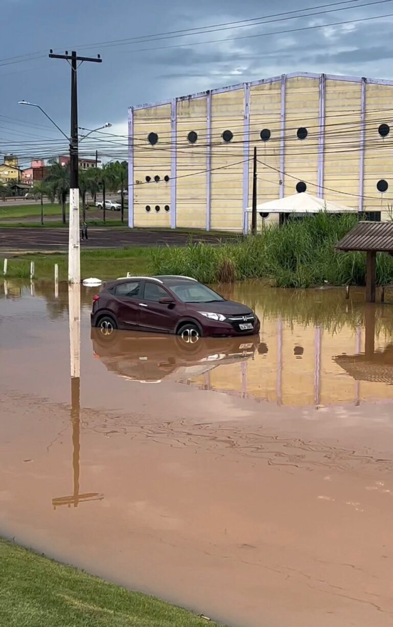 Rotatória do Calafate volta a alagar e causa transtornos no trânsito