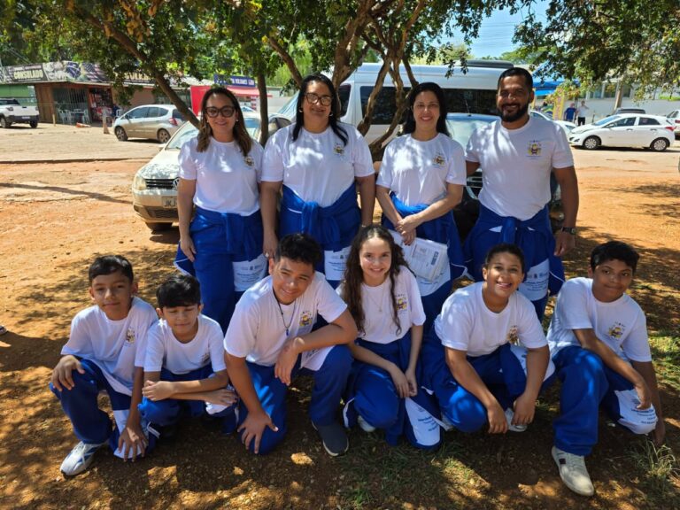 Após a confirmação, os alunos compartilharam a conquista em entrevistas ainda na saída da embaixada