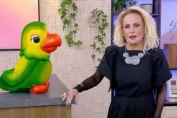 Ana Maria Braga chora ao falar da morte do pai de Ana Paula