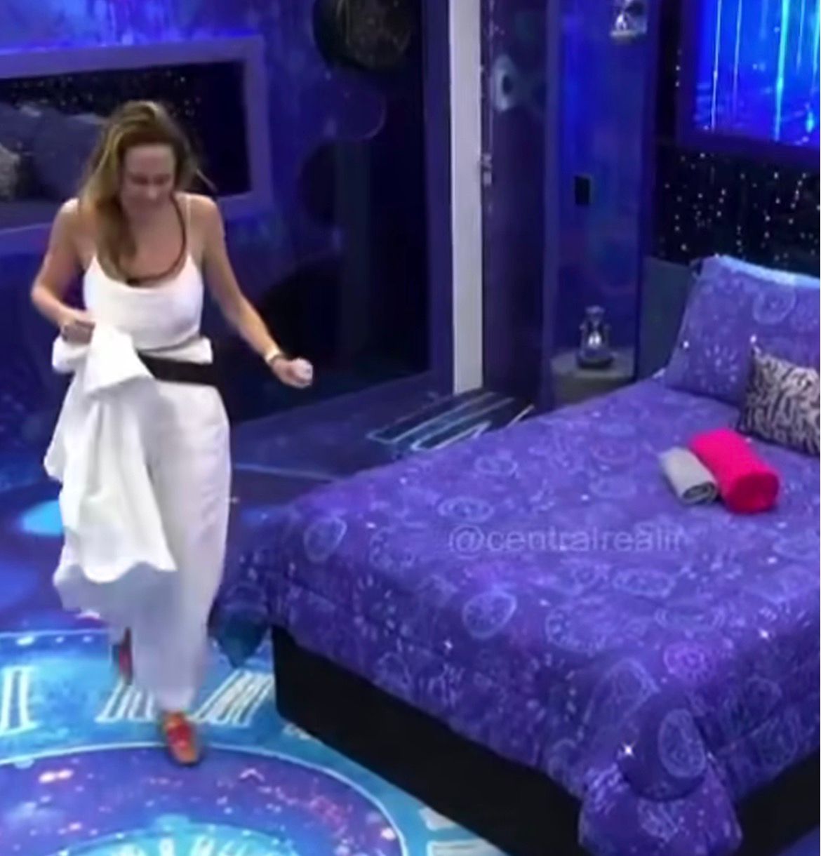 Abalada, Ana Paula chora na cama após saber da morte do pai e decide seguir no jogo