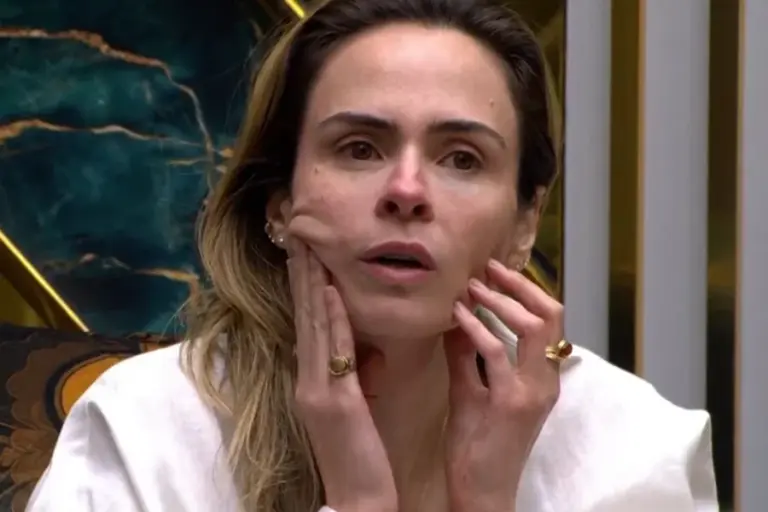 A noite de domingo (19/04) no BBB 26 foi marcada por uma carga emocional sem precedentes. Pouco antes do programa ao vivo, Ana Paula Renault foi chamada ao confessionário para receber a notícia da morte de seu pai, Gerardo Renault, aos 96 anos.