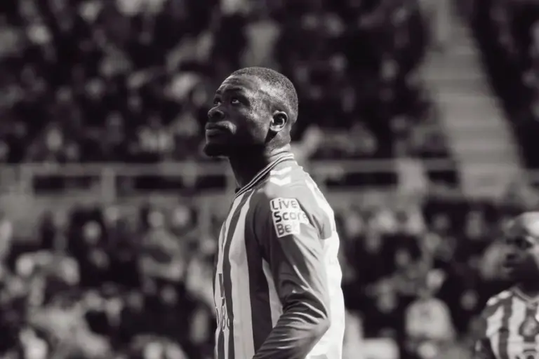 O que deveria ser uma celebração pela vitória heróica do Sunderland sobre o Tottenham neste domingo (12/04) transformou-se em um caso de polícia. O atacante Brian Brobbey, autor do gol da vitória, foi vítima de uma avalanche de insultos racistas, ameaças e mensagens de ódio em suas redes sociais logo após o apito final.