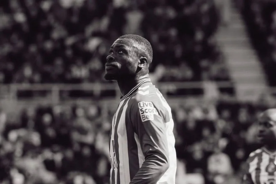 O que deveria ser uma celebração pela vitória heróica do Sunderland sobre o Tottenham neste domingo (12/04) transformou-se em um caso de polícia. O atacante Brian Brobbey, autor do gol da vitória, foi vítima de uma avalanche de insultos racistas, ameaças e mensagens de ódio em suas redes sociais logo após o apito final.