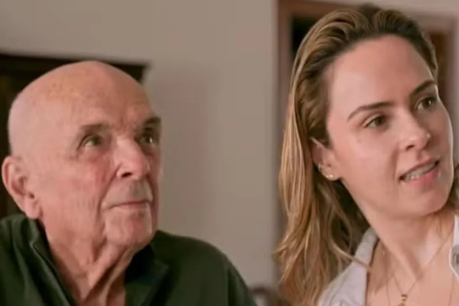 Morre o pai de Ana Paula; família decide não avisar a participante