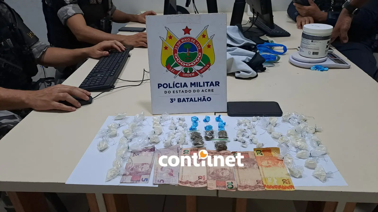 Dupla é flagrada com drogas em casa abandonada e acaba na delegacia
