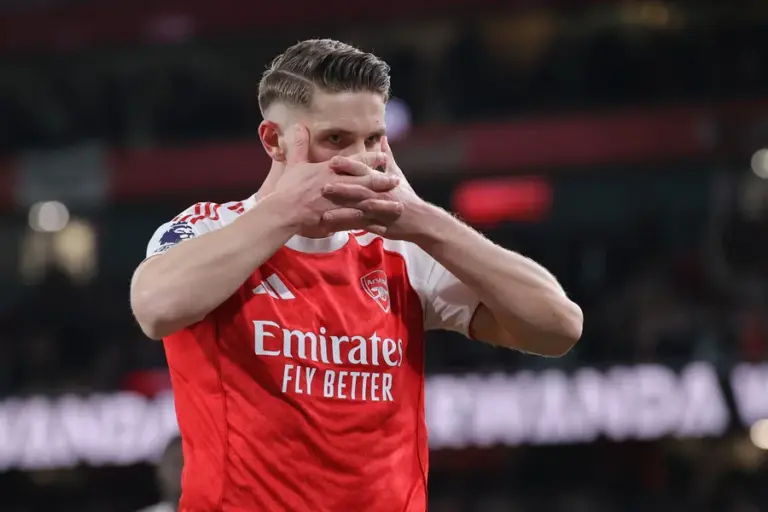 Viktor Gyökeres. O atacante sueco, que conquistou o Troféu Gerd Müller e marcou 97 gols em 107 jogos pelo Sporting, volta a Lisboa pela primeira vez defendendo as cores dos Gunners.