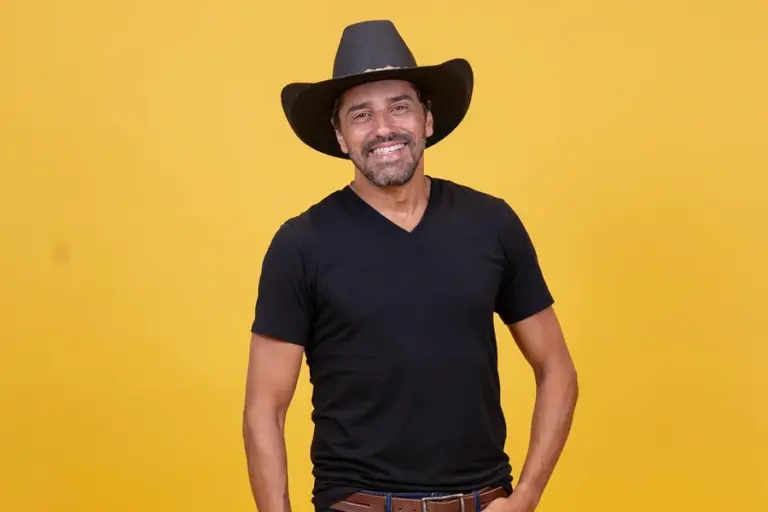 Dezenove anos após sua polêmica passagem pelo BBB 7, Alberto Cowboy voltou aos holofotes como um dos veteranos do BBB 26.