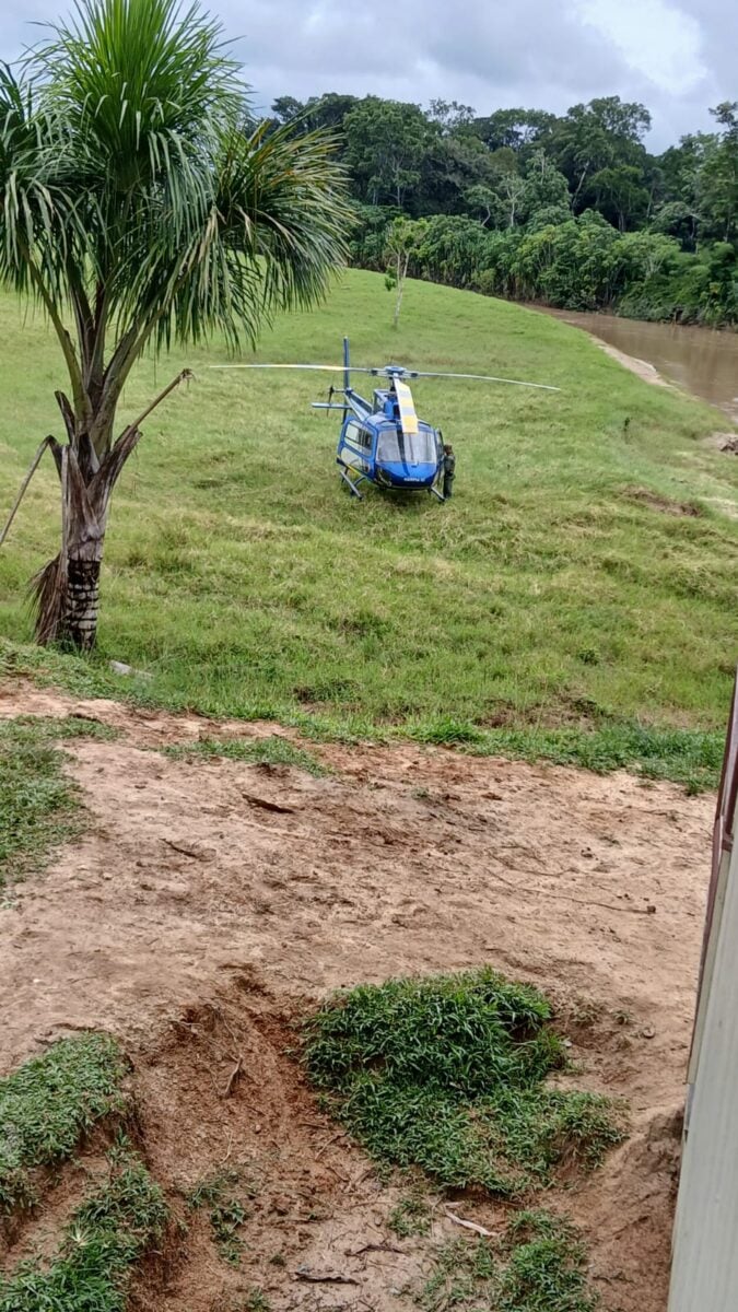 O resgate aéreo salva mulher em comunidade de difícil acesso