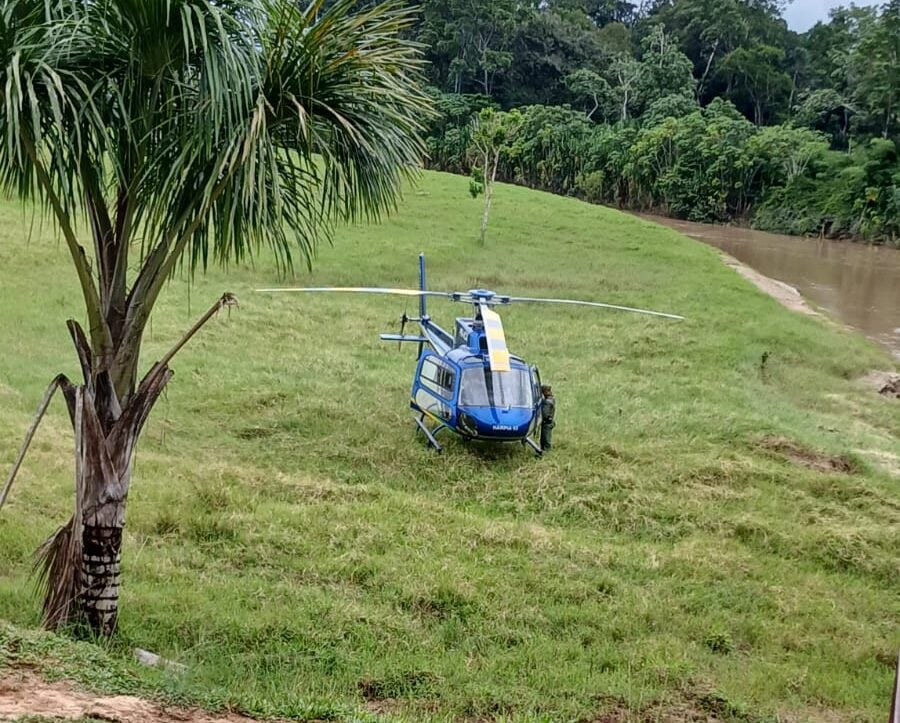 O resgate aéreo salva mulher em comunidade de difícil acesso