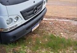 Caminhão atola em rua no centro de Sena Madureira; veja imagens