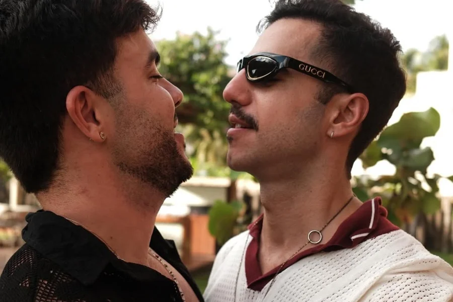 Casal Álvaro e Matheus Lisboa assume romance em fotos românticas