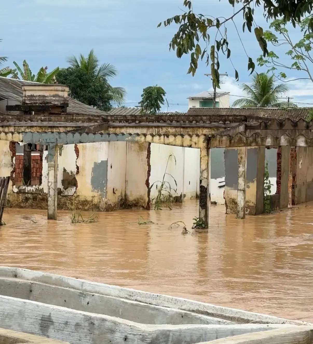 Imagens mostram força da correnteza da água após enxurrada na Baixada