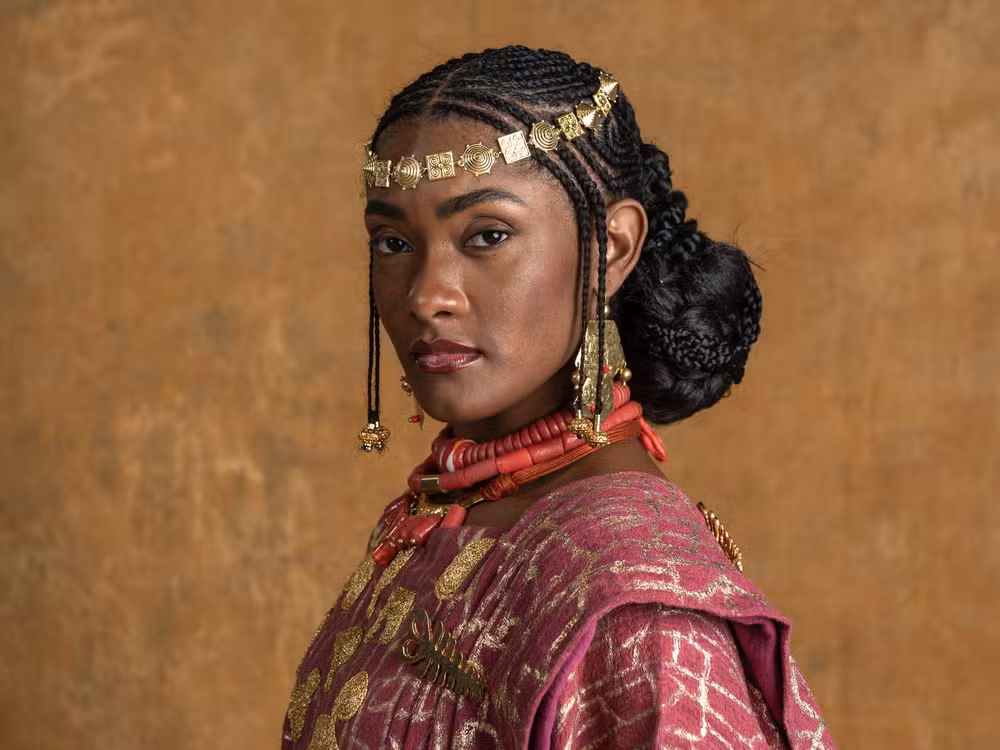 Atriz Erika Januza justifica falta de figurantes em cena e gera polêmica