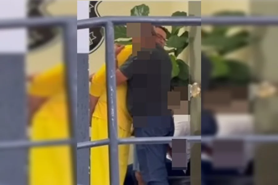 A Polícia Civil de Goiás, por meio da 2ª Delegacia Distrital de Catalão, cumpriu nesta terça-feira (31/03) o mandado de prisão preventiva contra Elias Pires Monteiro, de 39 anos. O blogueiro e influenciador local, que exercia cargo de liderança em um grupo de jovens de uma igreja, é acusado de utilizar sua posição para aliciar e estuprar menores de idade entre 2020 e 2021.