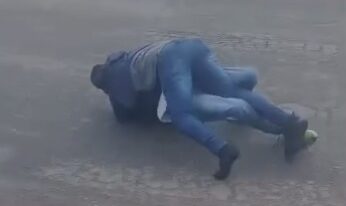 Imagens de vídeo mostram momento da briga | Foto: motoboynews_ac