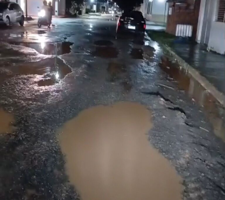Vídeos mostram precariedade de ruas após chuva em Sena Madureira