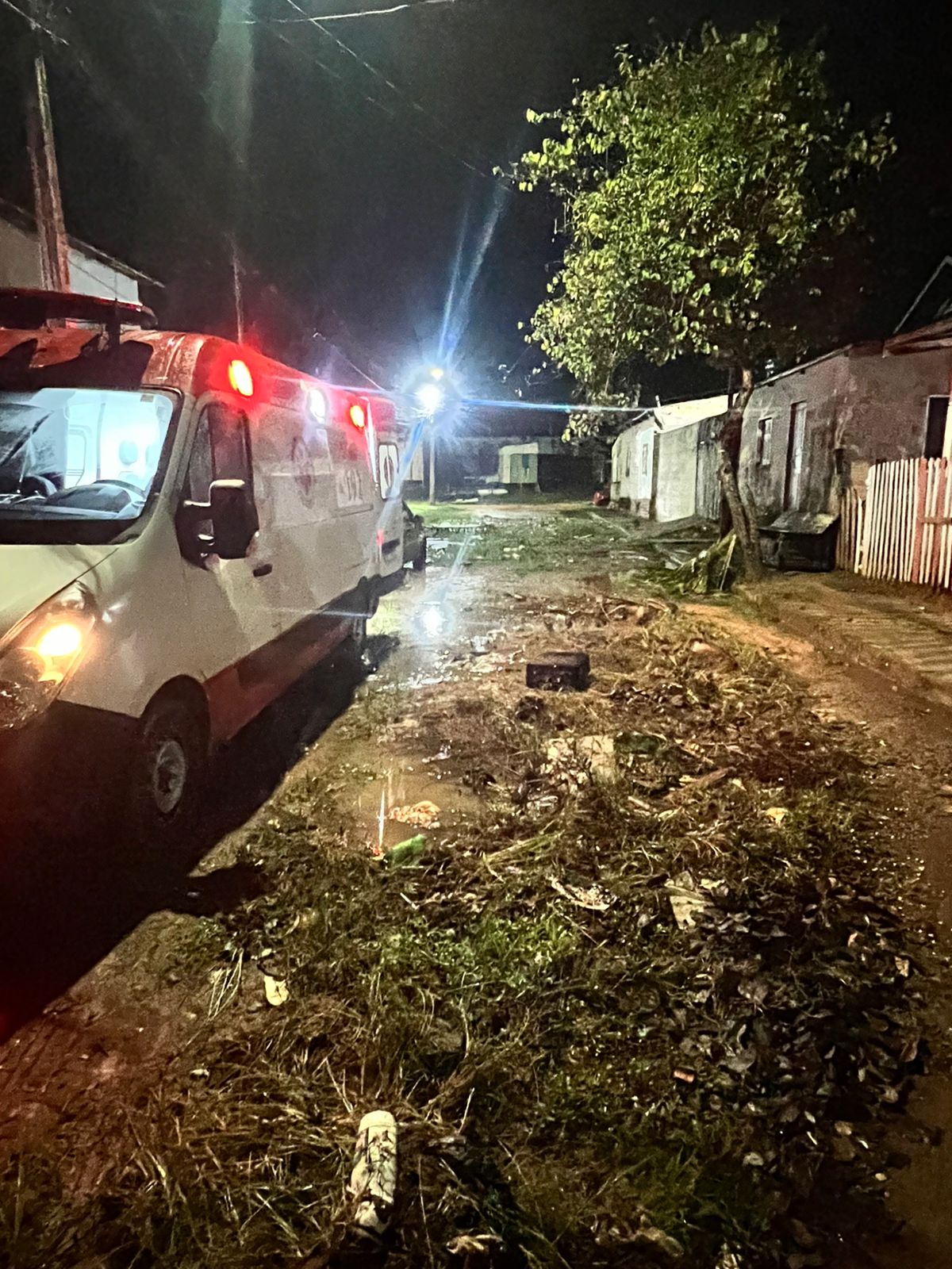 Cadeirante enfrenta dificuldades em rua sem condições de tráfego em bairro de Rio Branco