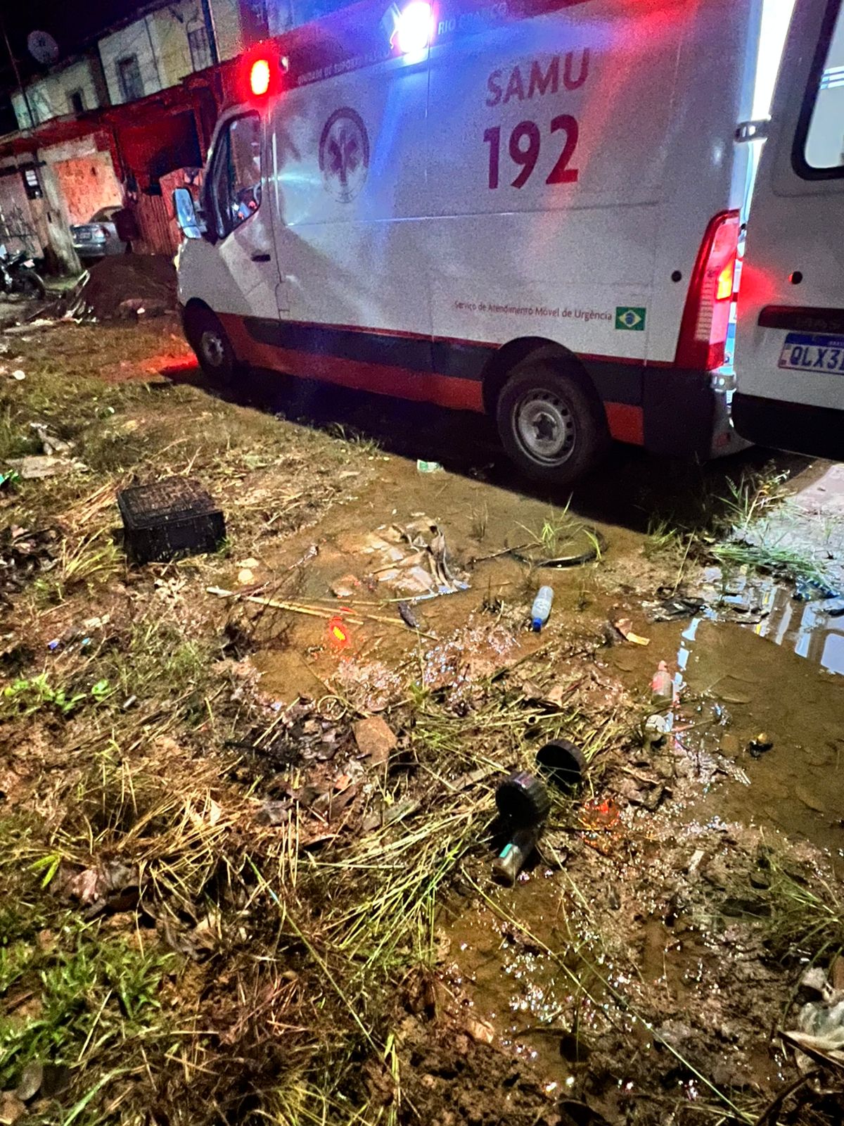 Cadeirante enfrenta dificuldades em rua sem condições de tráfego em bairro de Rio Branco