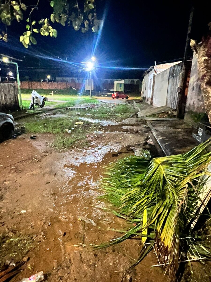 Cadeirante enfrenta dificuldades em rua sem condições de tráfego em bairro de Rio Branco
