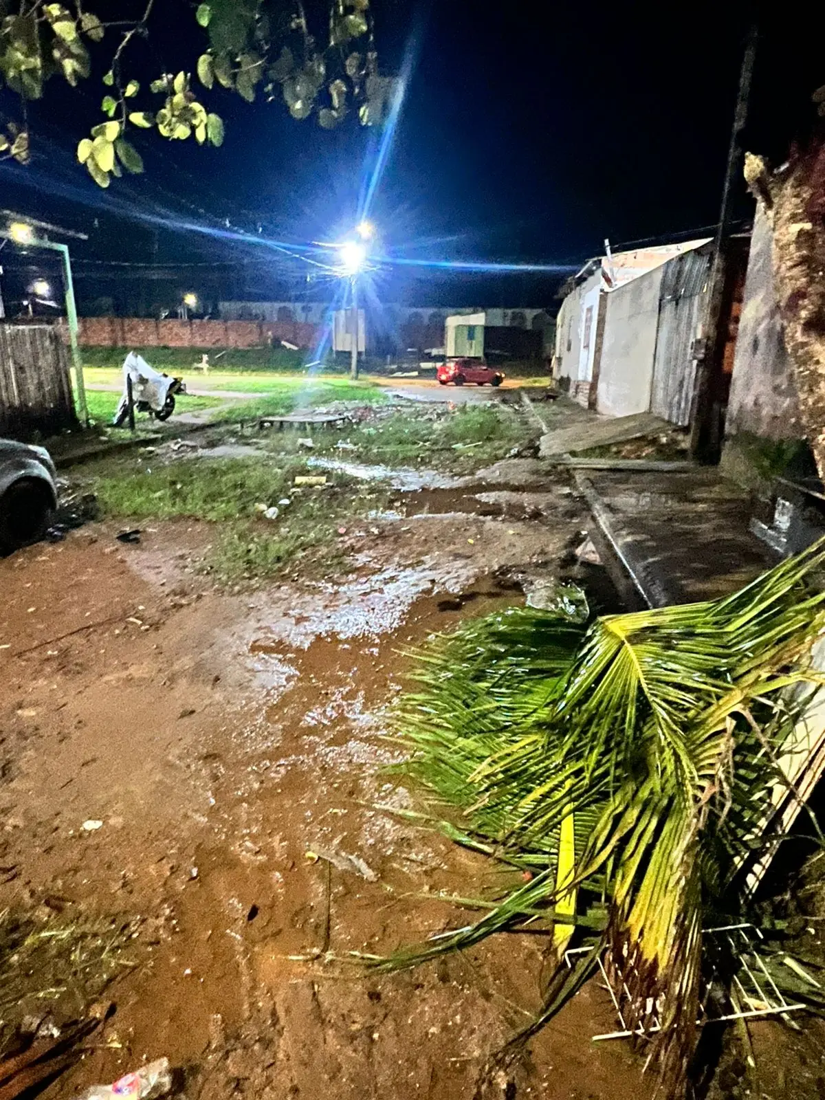 Cadeirante enfrenta dificuldades em rua sem condições de tráfego em bairro de Rio Branco